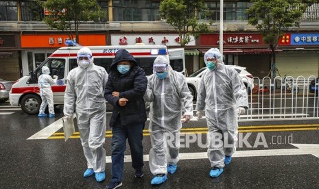  Petugas medis mengenakan pakaian proteksi lengkap di kota Wuhan, China, yang terkena wabah virus Corona. 