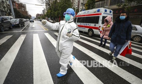  Petugas medis mengenakan pakaian proteksi lengkap di kota Wuhan, China, yang terkena wabah virus Corona. 