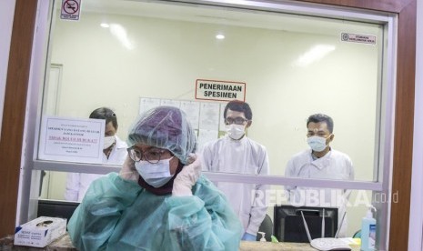 Petugas medis mengenakan pakaian steril saat akan memasuki Labotarium Badan Penelitian dan Pengembangan Kesehatan (Balitbangkes) di Jakarta, Selasa (11/2/2020). WHO meyakini kemampuan Indonesia dalam mendeteksi virus corona tipe baru. 