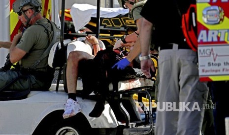 Petugas medis mengevakuasi korban penembakan di Marjory Stoneman Douglas High School di Parkland, Florida, Rabu (14/2). 