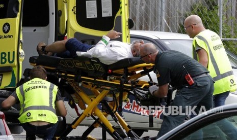 Petugas medis mengevakuasi korban penembakan masjid di Christchurch, Selandia Baru, Jumat (15/3).