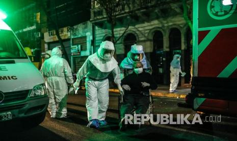 Petugas medis mengevakuasi seorang pria lanjut usia ke rumah sakit, setelah hasil tes menunjukkan positif covid-19 di Buenos Aires, Argentina, Ahad (21/6) waktu setempat.Kasus Covid-19 terus meningkat di hampir seluruh negara di Amerika Latin. Ilustrasi.