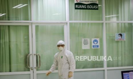 Petugas medis menggunakan pakaian biosafety saat penyuluhan terkait pencegahan dan edukasi infeksi novel coronavirus (2019-nCov) di RSUD Pasar Minggu, Jakarta, Rabu (29/1).(ilustrasi)