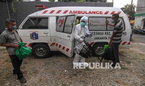 Petugas medis menjemput warga positif COVID-19 di Jalan As-Syafiiyah, Cipayung, Jakarta, Jumat (21/5/2021). Klaster halal bihalal di Cipayung bertambah sebanyak 32 orang, dari 51 orang menjadi 83 orang terpapar COVID-19 perhari ini dan sebanyak 17 orang bergejala ringan dibawa ke Wisma Atlet, tiga orang bergejala sedang dibawa ke RSUD Ciracas dan 12 orang OTG isolasi mandiri.