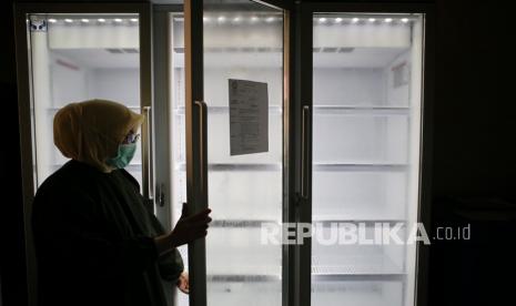 Petugas medis menunjukkan tempat penyimpanan vaksin COVID-19 di Ruang Instalasi Farmasi RSUD Kabupaten Tangerang, Banten, Selasa (1/12/2020). RSUD Kabupaten Tangerang menyiapkan dua unit ruangan pendingin atau cooling room dengan kapasitas masing-masing 100 liter dan 1.250 liter. 