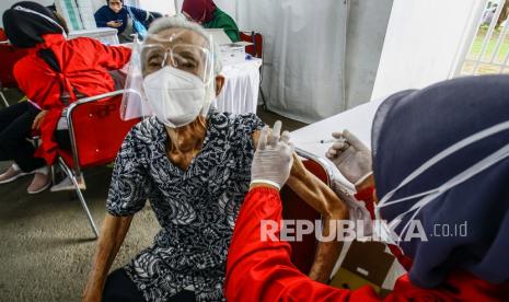 Pemerintah akan fokus menggenjot vaksinasi untuk kelompok lansia dan remaja. (Foto: Petugas medis menyuntikan vaksin Covid-19 kepada lansia)