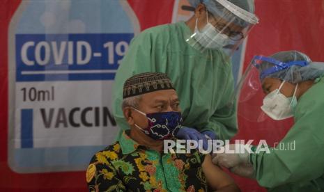 Pemerintah Segera Vaksinasi 57 Ribu Calon Haji Lansia. Petugas medis menyuntikan vaksin kepada jemaah calon haji saat Vaksinasi di Rumah Sakit Ortopedi Prof. Soeharso, Sukoharjo, Jawa Tengah, Selasa (23/3/2021). Sebanyak 302 jemaah calon haji mengikuti vaksinasi COVID-19 tahap pertama dari total 839 orang di Kabupaten Sukoharjo yang tahun lalu tertunda keberangkatannya. 