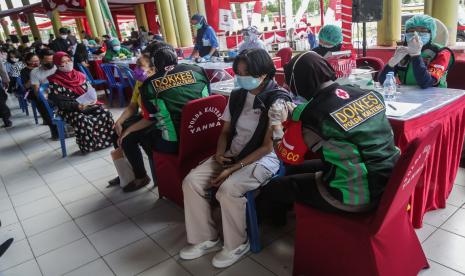 Petugas medis menyuntikkan vaksin COVID-19 kepada warga saat vaksinasi massal di Stadion Mantikei, Palangkaraya, Kalimantan Tengah, Kamis (5/8/2021). Dalam rangka menyambut HUT ke-76 Kemerdekaan RI, pemerintah daerah setempat bekerja sama dengan TNI dan Polri menggelar vaksinasi secara serentak di provinsi tersebut dengan target 30 ribu orang guna mempercepat program vaksinasi nasional. 