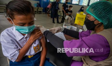 Petugas medis menyuntikkan vaksin ke seorang pelajar pada vaksinasi COVID-19 di Palu, Sulawesi Tengah, Selasa (21/9/2021). Pemerintah mempercepat pelaksanaan vaksinasi COVID-19 bagi pelajar sebagai syarat menggelar Pembelajaran Tatap Muka (PTM) di wilayah di luar zona merah dan hingga hari ini (21/9) realisasinya sudah mencapai 3,37 juta pelajar atau 12,62 persen vaksin dosis pertama dan 2,3 juta pelajar atau 8,63 persen vaksis dosis kedua dari 26,7 juta sasaran pelajar.