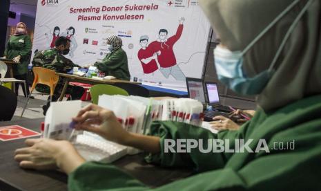 Petugas medis Palang Merah Indonesia (PMI) Solo mengambil sampel darah anggota TNI penyintas COVID-19 untuk dilakukan tes pada kegiatan Sreening Donor Sukarela Plasma Konvalesen di Mall Paragon, Solo, Jawa Tengah, Sabtu (7/8/2021). Kegiatan sosial donor sukarela yang diikuti TNI, Polisi dan masyarakat umum tersebut untuk membantu ketersediaan dan memenuhi kebutuhan plasma konvaselen PMI Solo hingga diharapkan dapat membantu terapi penyembuhan pasien COVID-19 yang sedang menjalani perawatan.