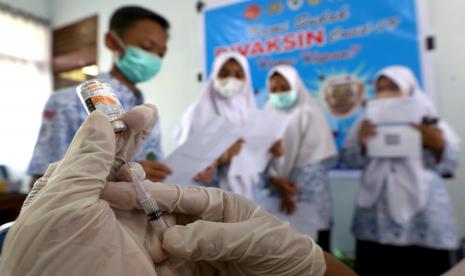 Petugas medis puskesmas Ulee Kareng mempersiapkan vaksin untuk pelajar Sekolah Menengah Pertama (SMP) Negeri 10 di Banda Aceh, Aceh, Kamis (23/9/2021). Kemendikbud Ristek bersama Kementerian Kesehatan melaksanakan vaksinasi untuk pelajar dan remaja berusia 12-17 tahun sebagai komitmen mendukung upaya pemerintah melawan pandemi COVID-19 dalam percepatan vaksinasi di seluruh Indonesia.