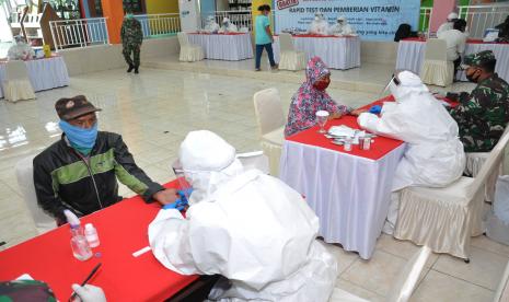 Petugas medis TNI Kodam I Bukit Barisan mengambil sampel darah saat rapid test COVID-19 di Medan, Sumatera Utara, Rabu (27/5/2020). Kodam I Bukit Barisan menyelenggarakan rapid test COVID-19 dan pemberian vitamin secara gratis bagi masyarakat guna memastikan kesehatan dan mengantisipasi penyebaran COVID-19.