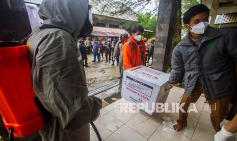 Petugas melakukan bongkar muat vaksin COVID-19 Sinovac saat tiba di Instalasi Gudang Farmasi dan Perlengkapan Kesehatan Kalsel, Banjarbaru, Kalimantan Selatan. Pemprov Kalsel mulai melakukan vaksinasi dosis keempat terhadap tenaga kesehatan.