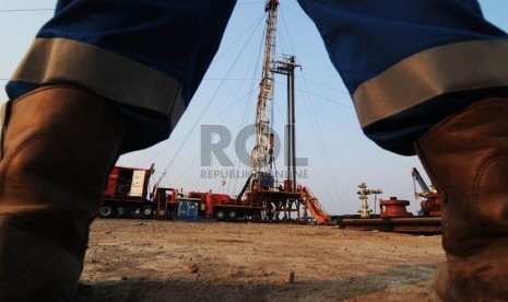  Petugas melakukan checking pengeboran minyak di kawasan Cemara Indramayu PT. Pertamina EP Asset 3 Field Jatibarang, Indramayu, Jawa Barat. (Republika/Raisan Al Farisi)