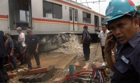  Petugas melakukan evakuasi KRL Commuter Line yang anjlok di stasiun Cilebut, Bogor, Jabar, Kamis (4/10).    (Jafkhairi/Antara)