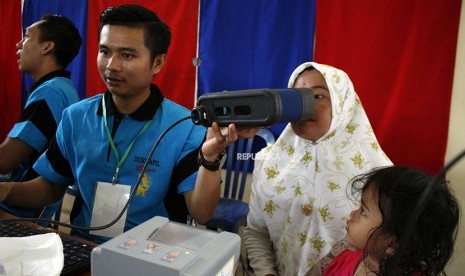 Petugas melakukan eye scanning saat perekaman Elektronik Kartu Tanda Penduduk (e-KTP) 