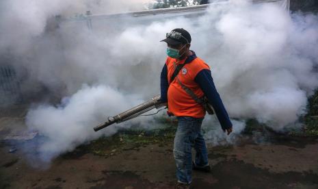 Petugas melakukan fogging atau pengasapan di Perumahan Saputra Raya 3, Cepokokuning, Kabupaten Batang, Jawa Tengah Selasa (15/2/2022). Fogging menggunakan bahan kimia menjadi salah satu upaya untuk mengendalikan dan mencegah berkembangnya populasi nyamuk Aedes Aegypti penyebab demam berdarah dengeu (DBD) terutama saat musim hujan