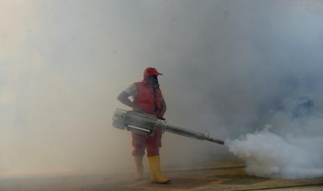 Petugas melakukan fogging atau pengasapan di salah satu rumah warga yang positif kasus Demam Berdarah Dengue (DBD) Desa Lambhuk, Banda Aceh, Aceh, Selasa (30/8/2022). Pemkot Banda Aceh terus melakukan pengasapan di beberapa desa untuk mencegah penyebaran penyakit Demam Berdarah Dengue (DBD) sehubungan sejak Januari hingga 25 Agustus 2022 kasus DBD terus bertambah menjadi 136 kasus yang sebagian besar menyerang anak dan empat orang diantaranya meninggal. 