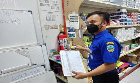 Petugas melakukan inspeksi alat proteksi kebakaran di sebuah pertokoan, Jalan KH Z Mustofa, Kota Tasikmalaya, Kamis (2/6/2022).