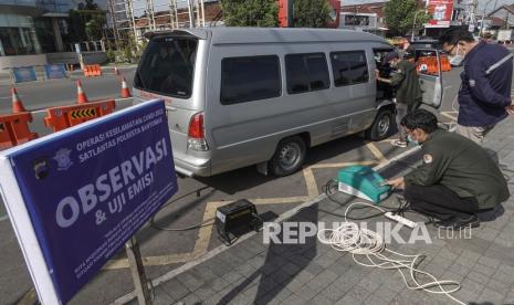 Petugas melakukan melakukan uji emisi kendaraan bermotor pada Operasi Keselamatan Candi 2022 di Alun-alun Purwokerto, Banyumas, Jateng, Selasa (1/3/2022). Selain melakukan uji emisi kendaraan bermotor, Satlantas Polresta Banyumas bekerjasama dengan Dinas Lingkungan Hidup Kabupaten Banyumas juga melakukan vaksin dosis ke-3 kepada pengendara yang melakukan uji emisi Operasi Keselamatan Candi 2022 Kabupaten Banyumas, Jateng, selama 14 har? kedepan.