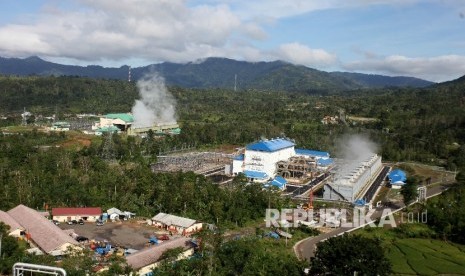 Petugas melakukan monitoring di area Pembangkit Listrik Tenaga Panas Bumi (PLTP) Ulubelu Unit 3 dan 4, Tanggamus, lampung, Jumat (16/6)