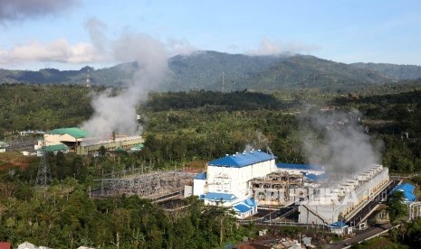 (Ilustrasi) Petugas melakukan monitoring di area Pembangkit Listrik Tenaga Panas Bumi (PLTP) Ulubelu Unit 3 dan 4, Tanggamus, lampung, Jumat (16/6).