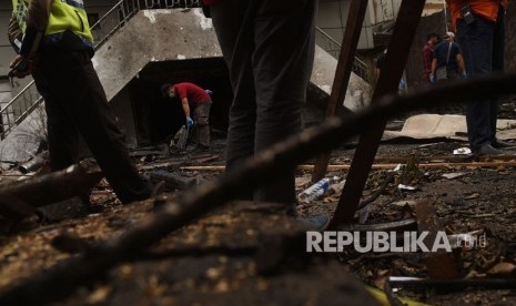 Petugas melakukan olah TKP di lokasi bom bunuh diri di GPSS Arjuno, Surabaya, Jawa Timur, Kamis (17/5). 