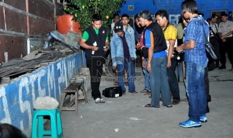   Petugas melakukan olah TKP penembakan personel satuan Sabhara Mabes Polri Briptu Ruslan Kusumah di Jalan Pekapuran, CImanggis, Depok, Jumat (13/9).  (Republika/Rakhmawaty La'lang)