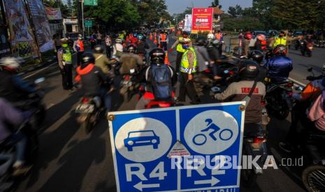 Petugas melakukan pemantauan di titik pemeriksaan pelaksanaan Pembatasan Sosial Berskala Besar (PSBB) di Perbatasan Kota Bandung, Jawa Barat, Kamis (23/4/2020). Titik pemeriksaan di perbatasan Kota Bandung tersebut memeriksa kendaraan dari arah Garut, Tasik, dan Sumedang yang akan masuk ke Kota Bandung selama pelaksanaan PSBB di Bandung Raya dua minggu ke depan.