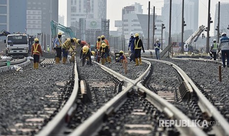 Petugas melakukan pemasangan bantalan rel di Depo MRT Lebak Bulus, Jakarta, Senin (14/8). Proyek MRT Jakarta memasuki tahap pemasangan rel dari Depo Lebak Bulus dan pada akhir 2017 tahap konstruksi akan mencapai 93 persen secara keseluruhan.