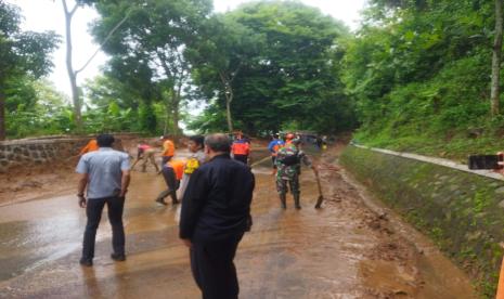 Petugas melakukan pembersihan material longsor di ruas jalan penghubung Majalengka – Kuningan via Cikijing, Kabupaten Majalengka (Ilustrasi)