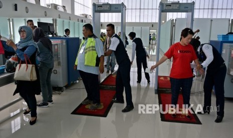 Petugas melakukan pemeriksaan badan dan barang calon penumpang pesawat, di Terminal Baru Bandara Internasional Ahmad Yani Semarang, Jawa Tengah. 