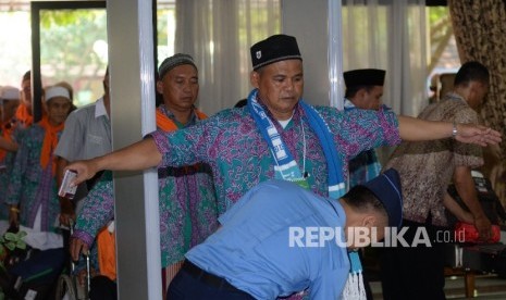 Petugas melakukan pemeriksaan Calon Jamaah haji kloter 5 asal Kuningan di Asrama Haji Embarkasi Jakarta Bekasi, Kota Bekasi, Jabar, Kamis (11/8).