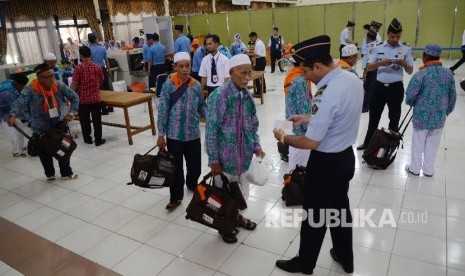 Petugas melakukan pemeriksaan Calon Jamaah haji kloter 5 asal Kuningan di Asrama Haji Embarkasi Jakarta Bekasi, Kota Bekasi, Jabar, Kamis (11/8).