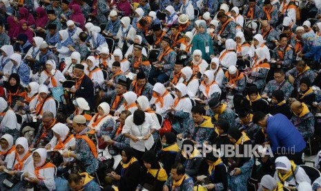 Petugas melakukan pemeriksaan calon jamaah haji kloter 6 asal Kota Bandung bersiap untuk berangkat ke Bandara Halim Perdanakusuma di Asrama Haji Embarkasi Jakarta Bekasi, Kota Bekasi, Jabar, Kamis (11/8). (Republika/ Yasin Habibi)