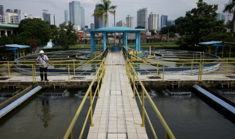 Petugas melakukan pemeriksaan di Instalasi Produksi Air PT PAM Lyonnasise Jaya (Palyja) Pejompongan, Jakarta Pusat, Rabu (13/2/2019).