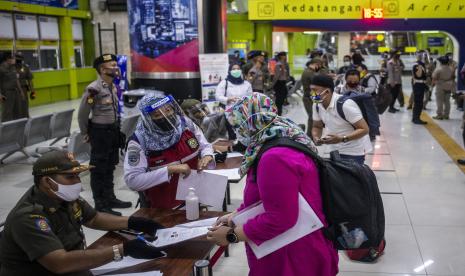 Petugas melakukan pemeriksaan dokumen penumpang Kereta Api Luar Biasa (KLB) Gambir-Surabaya Pasarturi saat tiba di Stasiun Gambir, Jakarta, Selasa (26/5/). Pemerintah Provinsi (Pemprov) DKI Jakarta memastikan Surat Izin Keluar Masuk (SIKM) Jakarta tetap berlaku, termasuk kepada para penumpang kereta jarak jauh yang akan keluar atau masuk ke wilayah Jakarta. 