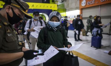 Petugas melakukan pemeriksaan dokumen penumpang Kereta Api Luar Biasa (KLB) Gambir-Surabaya Pasarturi saat tiba di Stasiun Gambir, Jakarta, Selasa (26/5/2020). Gubernur DKI Jakarta Anies Baswedan telah mengeluarkan Pergub DKI Nomor 47 Tahun 2020 tentang Surat Izin Keluar-Masuk (SIKM) sebagai syarat mutlak yang harus dimiliki oleh warga untuk keluar atau masuk ke wilayah Jakarta yang bertujuan untuk menekan angka kasus COVID-19.