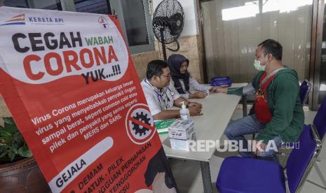 Petugas melakukan pemeriksaan kesehatan kepada penumpang, di Stasiun Purwokerto, Banyumas, Jateng, Minggu (8/3). PT Kereta Api Indonesia KAI melarang penumpang yang memiliki suhu badan tinggi di atas 37 derajat celcius untuk melakukan perjalanan jarak jauh menggunakan layanan kereta api.