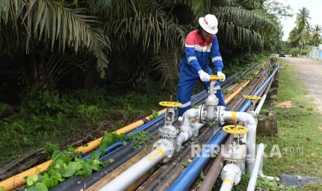 Petugas melakukan pemeriksaan pipa jaringan milik PT Pertamina EP Asset 1 Field Rantau di area Stasiun Pengumpul (SP) 8, Alur Bemban, Aceh Tamiang, Aceh. (ilustrasi)