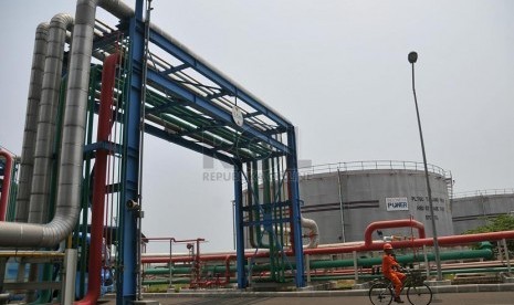 Petugas melakukan pemeriksaan rutin di Pembangkit Listrik Tenaga Uap dan Gas (PLTGU) Tanjung Priok, Jakarta, Kamis (4/9).(Republika/Prayogi)