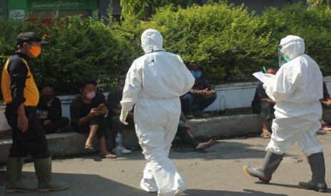 Petugas melakukan pendataan kepada warga di pos pemeriksaan (check point) Rungkut Menanggal Surabaya, Jawa Timur. (Ilustrasi)