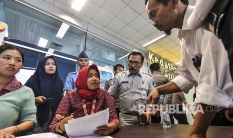 Petugas melakukan pendataan terhadap keluarga korban jatuhnya pesawat Lion Air JT-610 rute Jakarta-Pangkal Pinang berada di ruang kedatangan Bandara Depati Amir, Pangkal Pinang, Bangka Belitung, Senin (29/10/2018). 