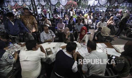 Petugas melakukan pendataan terhadap keluarga korban jatuhnya pesawat Lion Air JT-610 rute Jakarta-Pangkalpinang di Bandara Halim Perdanakusuma, Jakarta, Senin (29/10/2018).