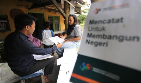 Petugas melakukan pendataan warga di Desa Pabean udik, Indramayu, Jawa Barat, Jumat (21/10/2022). Pendataan Regsosek oleh Badan Pusat Statistik (BPS) yang berlangsung hingga 14 November 2022 bertujuan untuk meningkatkan pelayanan pemerintah pada bidang pendidikan, bantuan sosial, kesehatan dan administrasi kependudukan dengan mengumpulkan seluruh data tunggal penduduk yang terdiri atas profil, kondisi sosial, ekonomi dan tingkat kesejahteraan. 