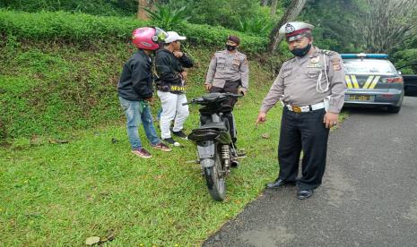 Petugas melakukan penegakan hukum kepada pengendara motor dengan knalpot bising di Kabupaten Garut.