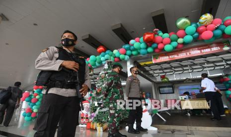 Petugas melakukan pengamanan dan memantau aktivitas penumpang di posko terpadu. Pemkot Jakpus menyiapkan sebanyak 13 posko pengamanan libur akhir tahun.