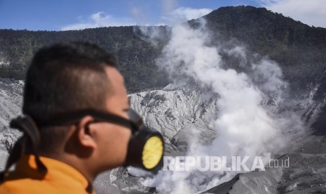 Petugas melakukan pengamatan di Kawah Ratu Gunung Tangkuban Parahu, Kabupaten Bandung Barat, Sabtu (27/7).