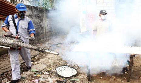 Petugas melakukan pengasapan atau fogging di permukiman Kampung 1001 Malam, Dupak, Surabaya, Jawa Timur. Pemerintah Kota Surabaya di Provinsi Jawa Timur pada Senin (17/10/2022) mulai merelokasi warga yang menghuni bangunan liar di bawah jembatan tol dan Kampung 1001 Malam di kawasan Jalan Lasem Barat, Kelurahan Dupak, Kecamatan Krembangan.