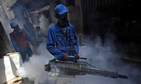  Petugas melakukan pengasapan di kawasan Rawa Badak Utara, Koja, Jakarta Utara, (8/11). (Adhi Wicaksono)